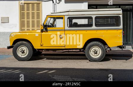 Portocolom, Spagna; aprile 23 2023: Land Rover Santana SUV giallo, parcheggiato nella città maiorchina di Portocolom, Spagna Foto Stock