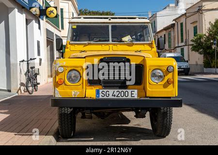 Portocolom, Spagna; aprile 23 2023: Land Rover Santana SUV giallo, parcheggiato nella città maiorchina di Portocolom, Spagna Foto Stock