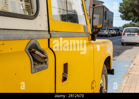 Portocolom, Spagna; aprile 23 2023: Land Rover Santana SUV giallo, parcheggiato nella città maiorchina di Portocolom, Spagna Foto Stock