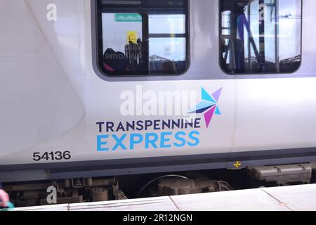 Manchester, Regno Unito, 11th maggio 2023. Mark Harper, segretario dei trasporti, ha affermato che la compagnia ferroviaria TransPennine Express (TPE) deve essere gestita dallo Stato dopo troppe cancellazioni e un servizio scadente. TPE è di proprietà di First Group, il contratto scade il 28th maggio e non sarà rinnovato. Questo nazionalizzerà il servizio ferroviario e lo includerà nell’Operator of Last Resort (RLN) del Dipartimento per i Trasporti a partire da maggio 28. I politici del nord avevano fatto pressioni per il cambiamento dopo molte cancellazioni di treni e ritardi sul TPE. Treno alla stazione ferroviaria di Piccadilly, Manchester. Credit: Terry Waller/Alamy Live News Foto Stock