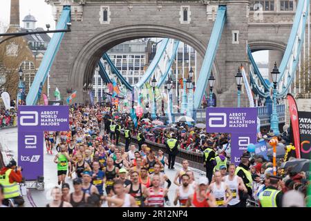 Questa mattina i corridori della maratona di Londra corrono oltre il Tower Bridge. Immagine scattata il 23rd aprile 2023. © Belinda Jiao jiao.bilin@gmail.com 07598931257 https:// Foto Stock