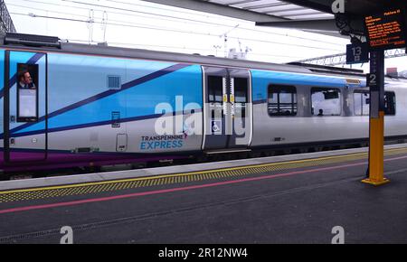 Manchester, Regno Unito, 11th maggio 2023. Mark Harper, segretario dei trasporti, ha affermato che la compagnia ferroviaria TransPennine Express (TPE) deve essere gestita dallo Stato dopo troppe cancellazioni e un servizio scadente. TPE è di proprietà di First Group, il contratto scade il 28th maggio e non sarà rinnovato. Questo nazionalizzerà il servizio ferroviario e lo includerà nell’Operator of Last Resort (RLN) del Dipartimento per i Trasporti a partire da maggio 28. I politici del nord avevano fatto pressioni per il cambiamento dopo molte cancellazioni di treni e ritardi sul TPE. Treno alla stazione ferroviaria di Piccadilly, Manchester. Credit: Terry Waller/Alamy Live News Foto Stock