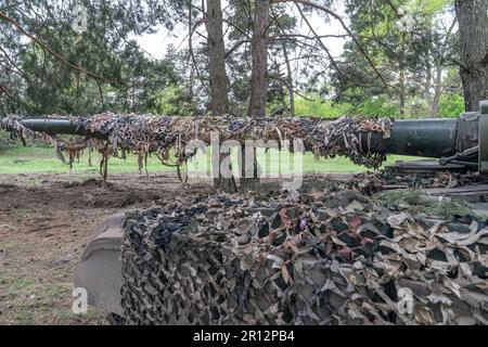 10 maggio 2023, regione di Kharkiv, Ucraina: 92nd brigata serbatoio si sta preparando per il fronte in una posizione non divulgata vicino al villaggio di Kivsharivka della regione di Kharkiv in Ucraina. Brigade sta usando principalmente il vecchio carro armato T-64 fatto sovietico tuttavia hanno ed usato catturato dai russi il carro armato più moderno T-72. (Credit Image: © Lev Radin/Pacific Press via ZUMA Press Wire) SOLO PER USO EDITORIALE! Non per USO commerciale! Foto Stock