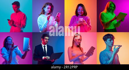 Collage. Ritratti di giovani diversi utilizzando vari gadget per il lavoro e la comunicazione su sfondo multicolore in luci al neon Foto Stock