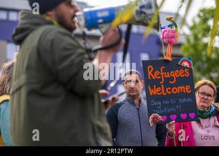 La comunità di Falmouth ha una protesta di emergenza in solidarietà con i rifugiati mentre il controverso Bibby Stockhold arriva a Port Foto Stock