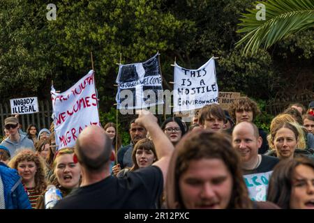 La comunità di Falmouth ha una protesta di emergenza in solidarietà con i rifugiati mentre il controverso Bibby Stockhold arriva a Port Foto Stock