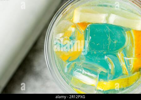 Limonata con bolla di tè su sfondo di pietra grigia Foto Stock