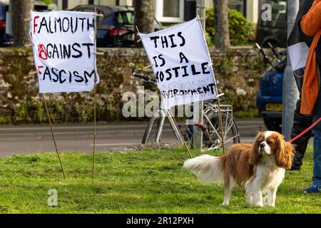 La comunità di Falmouth ha una protesta di emergenza in solidarietà con i rifugiati mentre il controverso Bibby Stockhold arriva a Port Foto Stock