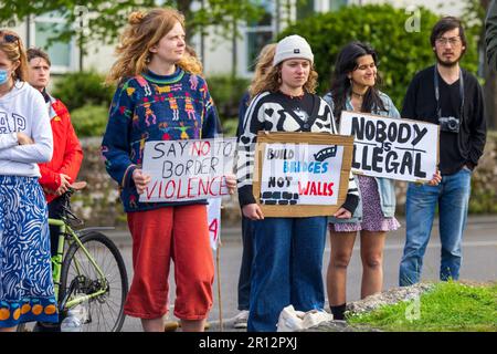 La comunità di Falmouth ha una protesta di emergenza in solidarietà con i rifugiati mentre il controverso Bibby Stockhold arriva a Port Foto Stock