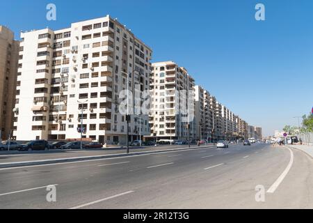 Cairo centro con edifici commerciali e mezzi di trasporto, Cairo, Egitto Foto Stock