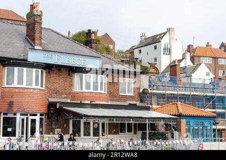 La terrazza del pub Fleece, o bar in città, si affaccia sul porto di Whitby, North Yorkshire, Regno Unito. Foto Stock