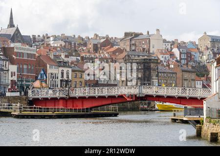 Il Whitby Swing Bridge sul fiume Esk nella città di Whitby, North Yorkshire, Regno Unito. Foto Stock