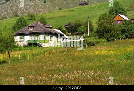 Sirnea, Brasov County, Romania, circa 2000. Case tradizionali in questo villaggio ad alta quota in estate. Foto Stock