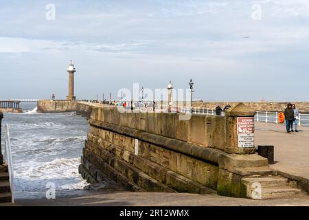 Whitby Pier, popolare tra i turisti che visitano la città di Whitby, North Yorkshire, Regno Unito. Foto Stock