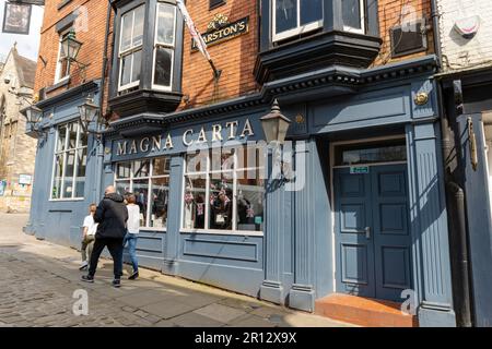 La casa pubblica Magna carta sulla ripida collina nella città di Lincoln, Regno Unito. Foto Stock