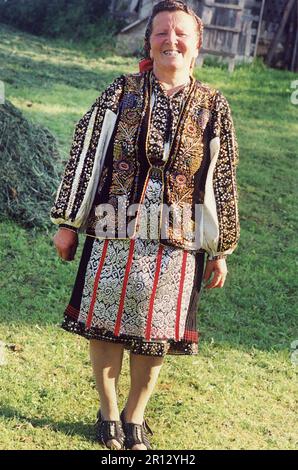 Sirnea, Brasov County, Romania, circa 2000. Donna locale che indossa un costume tradizionale locale. Foto Stock