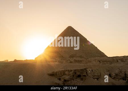 Complesso archeologico delle grandi Piramidi Egizie si trova sull'altopiano di Giza. Piramidi di Cheops Khufu alla luce notturna al tramonto. il sole fa il behi Foto Stock