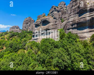 Grecia. La regione storica della Tessaglia. Rocce di Meteora. Popolare luogo turistico. Drone. Vista aerea Foto Stock