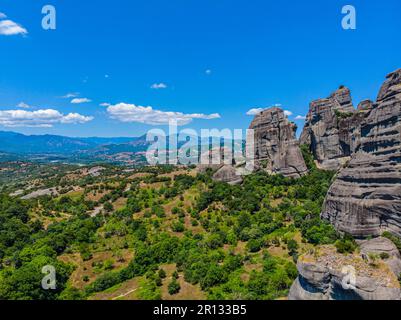 Grecia. La regione storica della Tessaglia. Rocce di Meteora. Vista della pianura di Thessalian. Popolare luogo turistico. Drone. Vista aerea Foto Stock