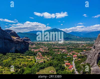 Grecia. La regione storica della Tessaglia. Rocce di Meteora. Vista della pianura di Thessalian. Popolare luogo turistico. Drone. Vista aerea Foto Stock