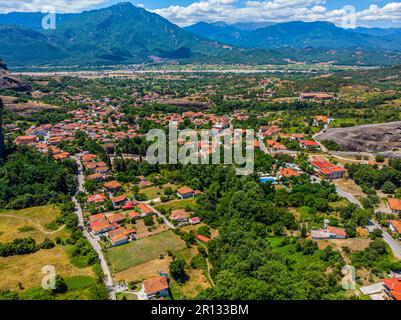 Grecia. La regione storica della Tessaglia. Rocce di Meteora. Vista della pianura di Thessalian. Popolare luogo turistico. Drone. Vista aerea Foto Stock