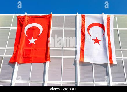 Bandiere della Repubblica turca di Cipro del Nord . Simboli nazionali della Turchia . Bandiere rosse e bianche Foto Stock