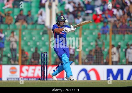 Ishan Kishan durante la terza partita Internazionale di un giorno (ODI) del Bangladesh-India allo Stadio Zahur Ahmed Chowdhury, Sagorika, Chattograme, Bangladesh. Foto Stock