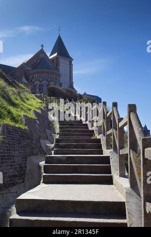 Le ripide scale che conducono alla Chiesa di Saint Martins a Mers-les-bains, nel dipartimento della Somme della Francia settentrionale. La chiesa gode di una vista panoramica Foto Stock