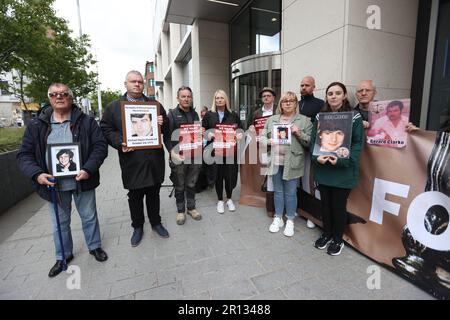 Tempo per la verità e la giustizia attivisti durante una protesta contro l'Irlanda del Nord Troubles (Legacy and Reconciliation) Bill al di fuori del Northern Ireland Office (NIO) presso Erskine House a Belfast. Data immagine: Giovedì 11 maggio 2023. Foto Stock