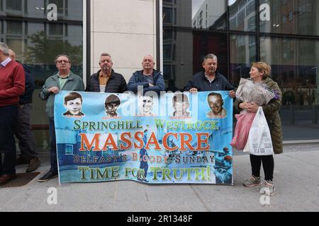 Tempo per la verità e la giustizia attivisti durante una protesta contro l'Irlanda del Nord Troubles (Legacy and Reconciliation) Bill al di fuori del Northern Ireland Office (NIO) presso Erskine House a Belfast. Data immagine: Giovedì 11 maggio 2023. Foto Stock