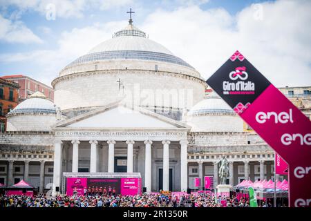 Napoli, Italia. 11th maggio, 2023. Bahrein piloti vittoriosi nella foto al via della sesta tappa della gara ciclistica 2023 giro D'Italia, da e per Napoli (162 km), in Italia, giovedì 11 maggio 2023. Il giro 2023 si svolge dal 06 al 28 maggio 2023. FOTO DI BELGA JASPER JACOBS Credit: Belga News Agency/Alamy Live News Foto Stock