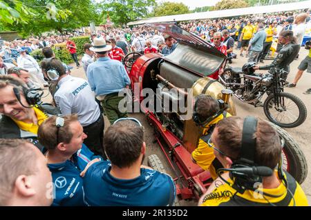 FIAT S76, soprannominata "la Bestia di Torino", al Goodwood Festival of Speed 2016 Motorsport, West Sussex, Regno Unito. Moderno team di F1 equipaggi che guardano Foto Stock