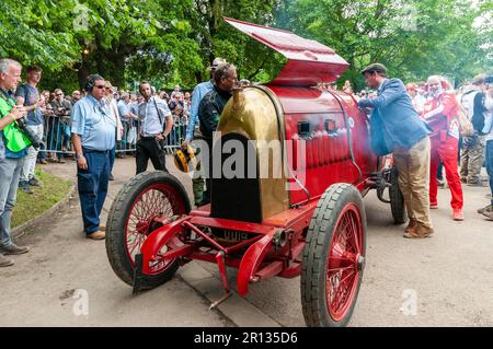 FIAT S76, soprannominata la Bestia di Torino, al Goodwood Festival of Speed 2016 Motorsport, West Sussex, Regno Unito. Far girare il motore nell'area di assemblaggio Foto Stock