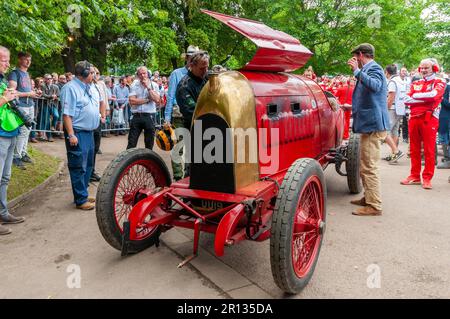 FIAT S76, soprannominata la Bestia di Torino, al Goodwood Festival of Speed 2016 Motorsport, West Sussex, Regno Unito. Far girare il motore nell'area di assemblaggio Foto Stock