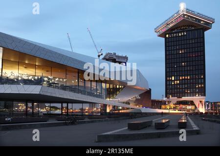 L'EYE Filmmuseum e la piattaforma di osservazione A'DAM Lookout a 20 piani, Amsterdam, Paesi Bassi. Foto Stock