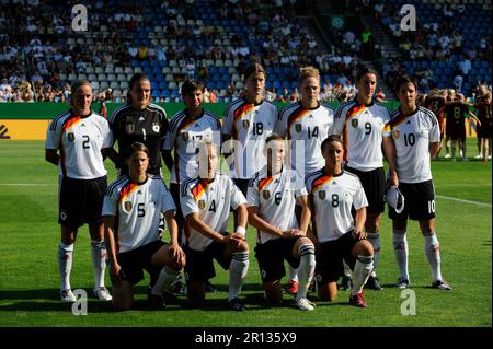 Teamfoto mit den Spielerinnen: Nadine Angerer (1), Kerstin Stegemann (2), Babett Peter (4), Annike Krahn (5), Simone Laudehr (6), Inka Grings (8), Birgit Prinz (9), Linda Bresonik (10), Kim Kulig (14), Ariane Hingst (17), Kerstin Gareke (18) Fußball Länderspiel, Freundschaftsspiel Deutschland - Russland 3:1, 6,8.2009. Foto Stock