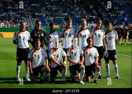 Teamfoto mit den Spielerinnen: Nadine Angerer (1), Kerstin Stegemann (2), Babett Peter (4), Annike Krahn (5), Simone Laudehr (6), Inka Grings (8), Birgit Prinz (9), Linda Bresonik (10), Kim Kulig (14), Ariane Hingst (17), Kerstin Gareke (18) Fußball Länderspiel, Freundschaftsspiel Deutschland - Russland 3:1, 6,8.2009. Foto Stock