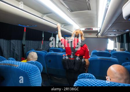 Donna che vende bibite sull'autobus ADO a Merida Yucatan Messico Foto Stock