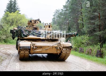 Hohenfels, Germania. 11th maggio, 2023. Un carro armato americano di battaglia principale dell'ultimo tipo Abrams M1A2 SEP v3 si trova su un sentiero, durante la giornata dei media dell'esercito degli Stati Uniti. Credit: Daniel Löb/dpa/Alamy Live News Foto Stock