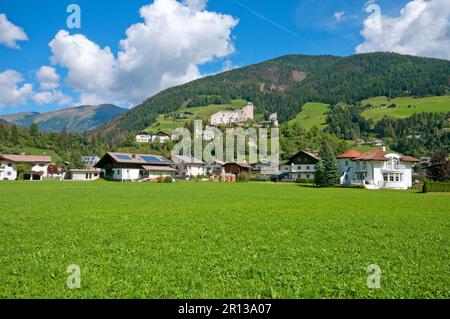 Villaggio di Panzendorf con il castello di Heinfels, alla foce della valle di Villgraten, Tirolo Orientale, Austria Foto Stock