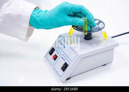 Lo scienziato porta la provetta in microsospa per la separazione di fase per l'analisi microbiologica Foto Stock