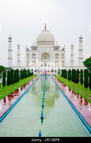 Vista frontale del famoso edificio Taj Mahal in una giornata di pioggia Foto Stock
