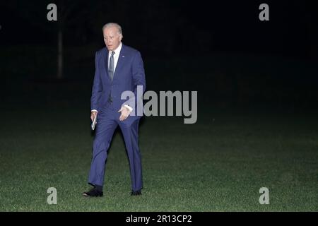 Washington, Stato di Vereinigte. 10th maggio, 2023. Il presidente degli Stati Uniti Joe Biden cammina sul prato sud della Casa Bianca a Washington al suo ritorno da Valhalla, New York il 10 maggio 2023. Credito: Yuri Gripas/Pool tramite CNP/dpa/Alamy Live News Foto Stock