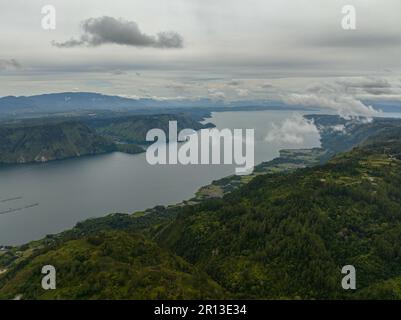 Drone aereo dell'isola di Samosir e del lago Toba a Sumatra. Paesaggio tropicale. Indonesia. Foto Stock