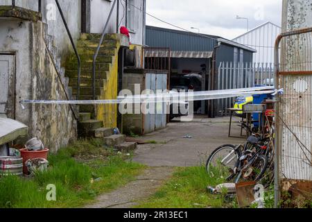 Skibbereen, West Cork, Irlanda. Giovedì 11th maggio 2023 la Castletownshend Road accanto alla Regal Estate Skibbereen è stata bloccata per un breve periodo di tempo oggi, come il Gardá ha assistito a ciò che si ritiene essere un incidente di incipiente. La scena rimane sigillata mentre le indagini sono in corso. Credit apperspective/Alamy Live News Foto Stock