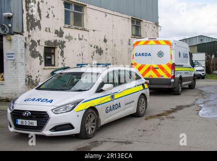 Skibbereen, West Cork, Irlanda. Giovedì 11th maggio 2023 la Castletownshend Road accanto alla Regal Estate Skibbereen è stata bloccata per un breve periodo di tempo oggi, come il Gardá ha assistito a ciò che si ritiene essere un incidente di incipiente. La scena rimane sigillata mentre le indagini sono in corso. Credit apperspective/Alamy Live News Foto Stock