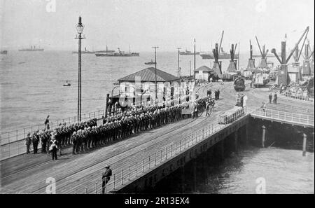 La guerra dei boeri, conosciuta anche come la seconda guerra dei boeri, la guerra sudafricana e la guerra anglo-boera. Questa immagine mostra: Come il cioccolato della Regina è stato dato a Port Elizabeth. Foto originale di "Green", c1899. Foto Stock