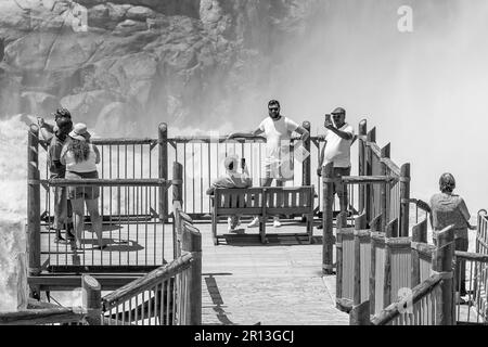 Augrabies National Park, Sudafrica - 25 febbraio 2023: Turisti in un punto di vista presso la cascata principale Augrabies nel fiume Orange. Il fiume è in Flo Foto Stock