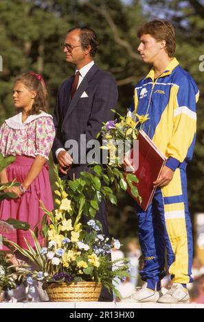 PRINCIPESSA DELLA CORONA VICTORIA e re Carl XVI Gustav con titolare della borsa di studio della principessa della corona Victoria JO Waldner giocatore svedese di tennis da tavolo a Borgholm …terra Foto Stock