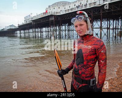 Immersioni subacquee in mare a Brighton Foto Stock